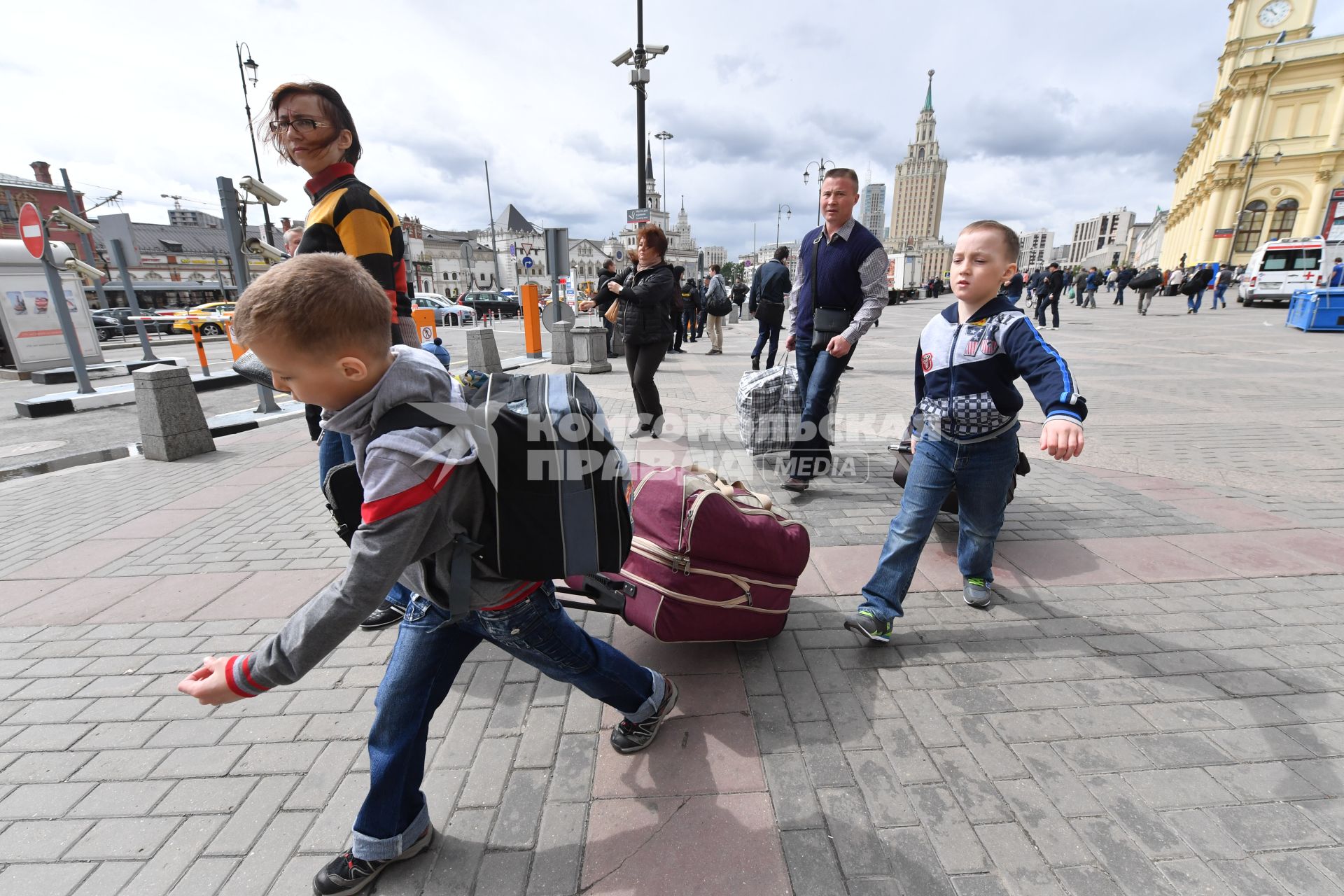 Москва.  Приезжие на Комсомольской площади.