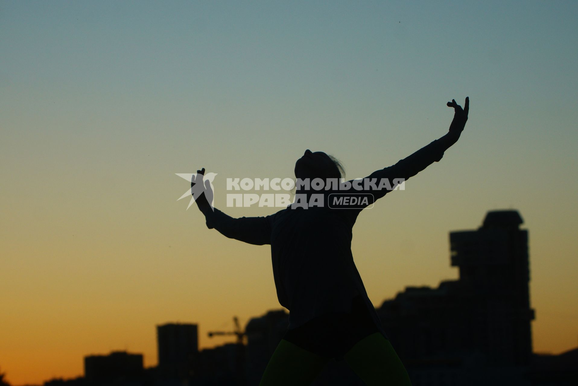 Екатеринбург. Девушка танцует на набережной городского пруда во время фестиваля Ural Music Night 2017