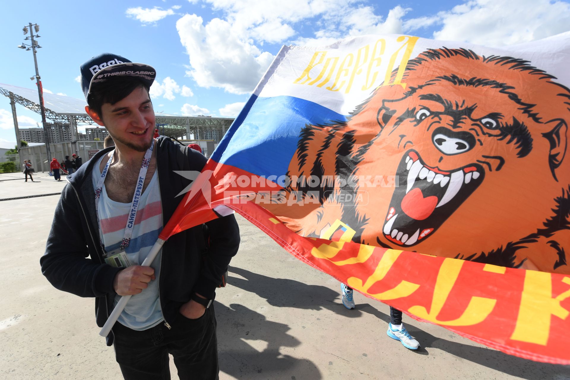 Москва. Российский болельщик  рядом со стадионом `Спартак` перед началом матча Кубка Конфедераций-2017 по футболу между сборными России и Португалии.