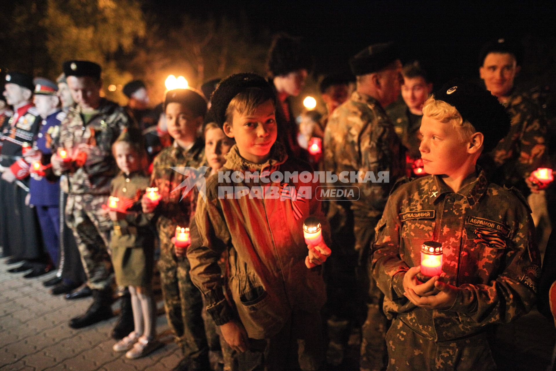 Ставрополь. Воспитанники военных училищ  во время акции  `Свеча памяти`  , приуроченной  к Дню памяти и скорби.