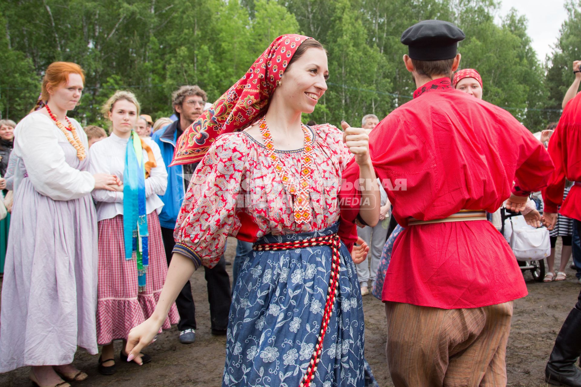 Челябинск. Выступление танцевального коллектива на  Бажовском фестивале народного творчества.