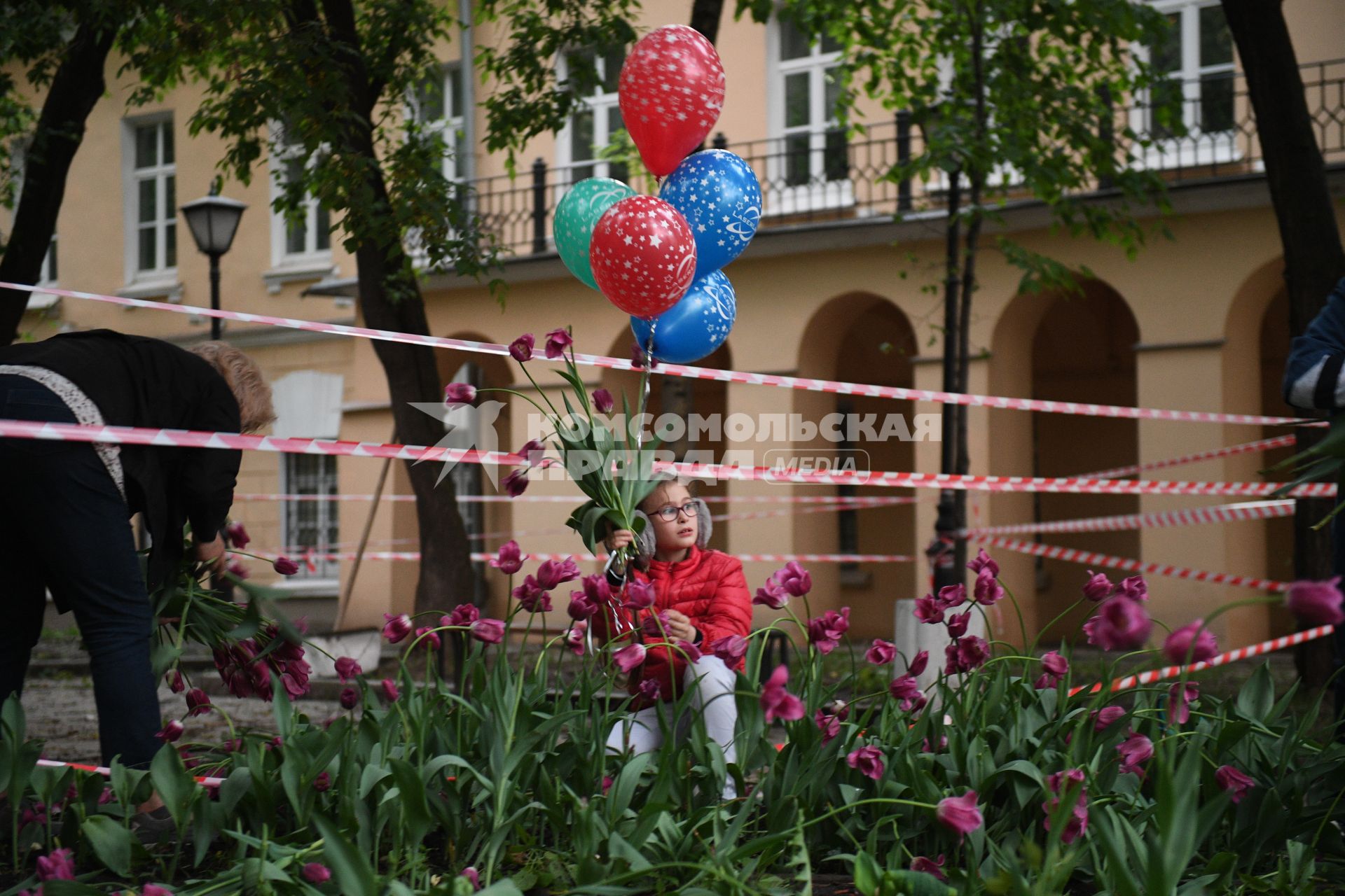 Москва. Горожане собирают тюльпаны, сломанные после урагана в сквере у дома Н.В. Гоголя на Никитском бульваре.