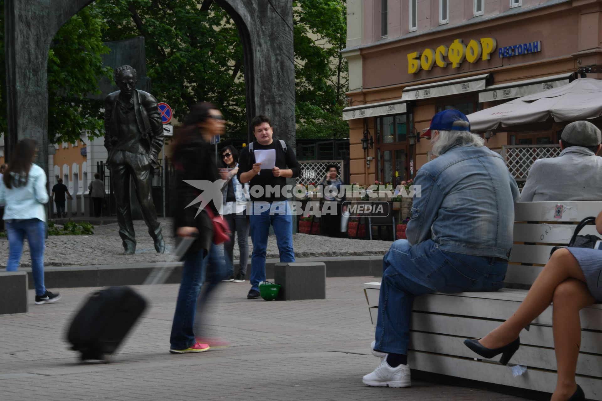 Москва.  Корреспондент `Комсомольской правды ` Павел Клоков читает стихи на старом Арбате  рядом с памятником Булату Окуджаве.