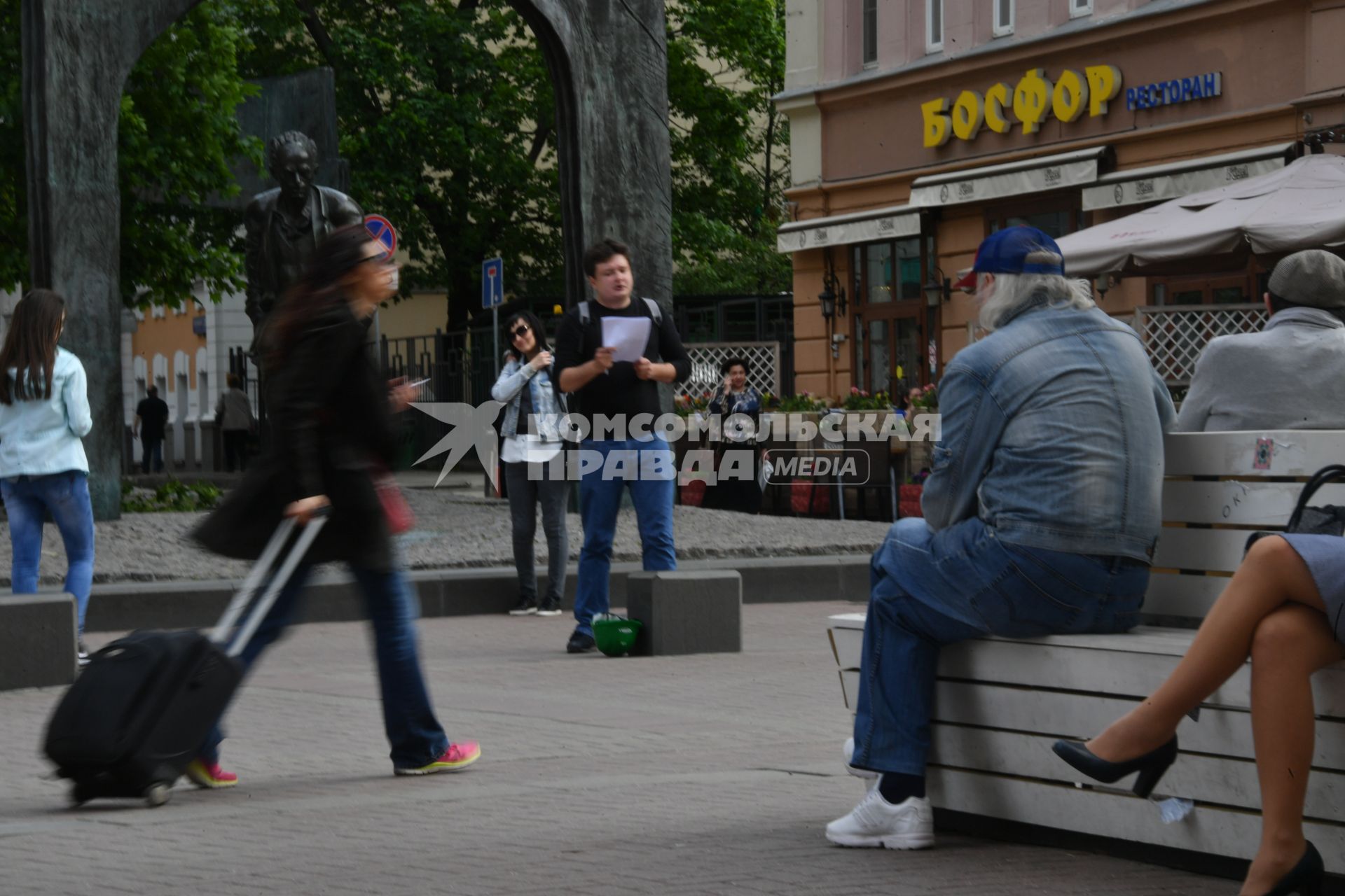 Москва.  Корреспондент `Комсомольской правды ` Павел Клоков читает стихи на старом Арбате  рядом с памятником Булату Окуджаве.