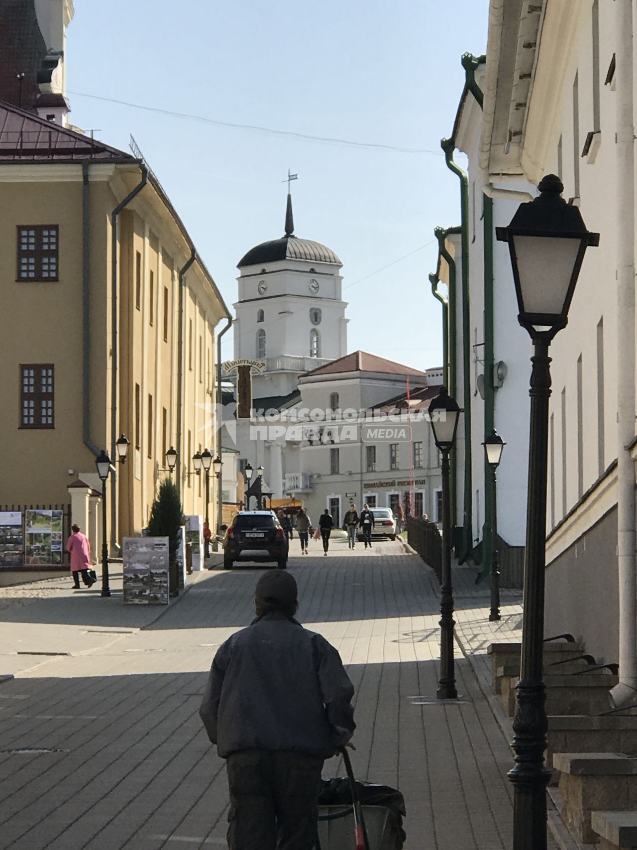 Белоруссия. Минск.  Прохожие на одной из городских улиц.