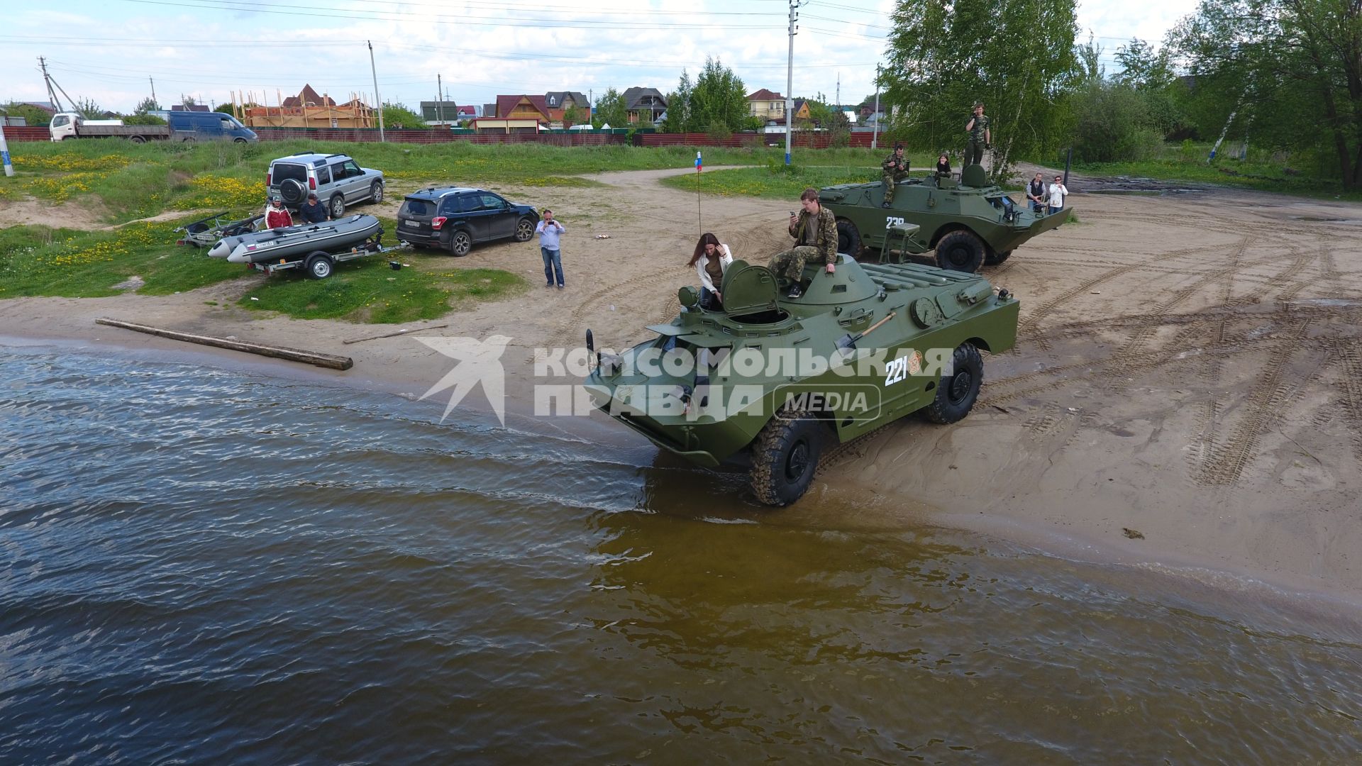 Московская область.  Демонстрация возможностей  колесного  бронетранспортера  амфибии БРДМ 2  на Бисеровом озере перед первым автопробегом  Союзного государства России и Беларусии `Дорога мужества`.