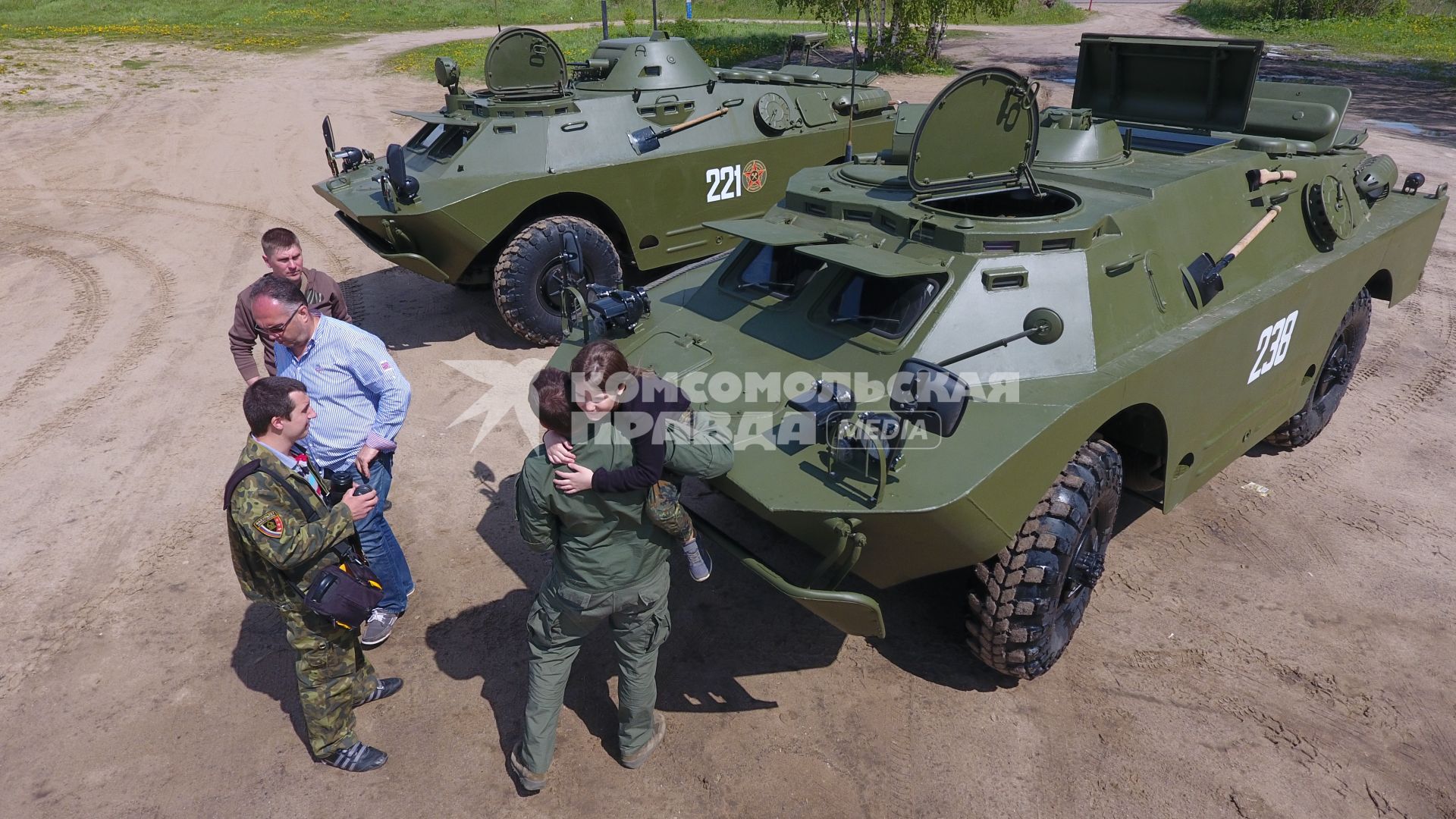 Московская область.  Демонстрация возможностей  колесного  бронетранспортера  амфибии БРДМ 2  на Бисеровом озере перед первым автопробегом  Союзного государства России и Беларусии `Дорога мужества`.