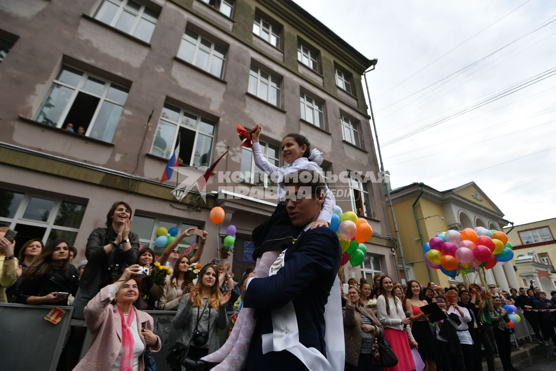 Москва.  Выпускники во время последнего звонка в школе # 1231 имени  В.Д.Поленова.