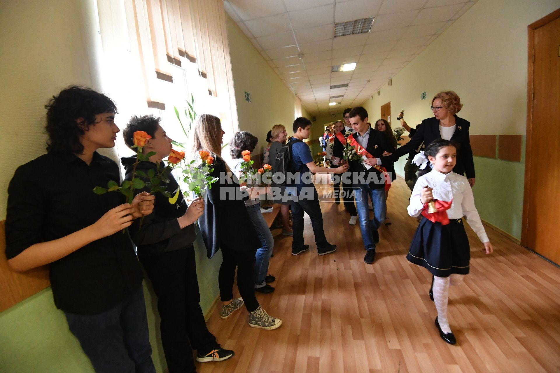 Москва.  Выпускники во время последнего звонка в школе # 1231 имени  В.Д.Поленова.