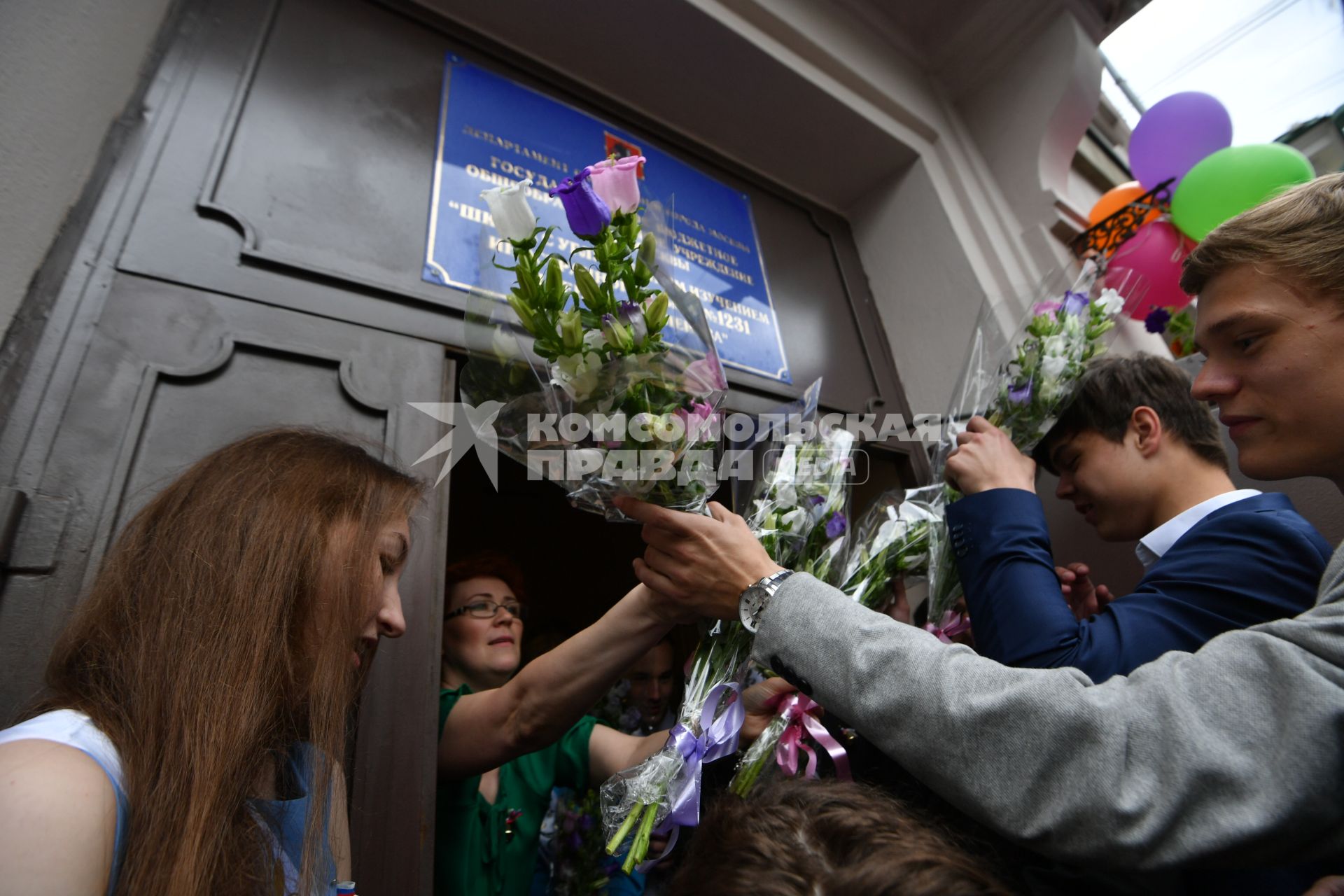 Москва.  Выпускники во время последнего звонка в школе # 1231 имени  В.Д.Поленова.