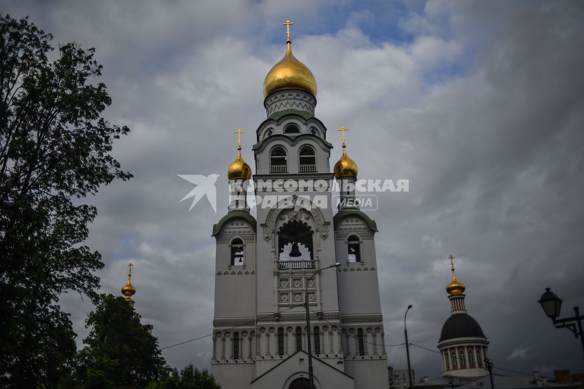 Москва. Храм-колокольня во имя воскресения Христова на Рогожском кладбище.