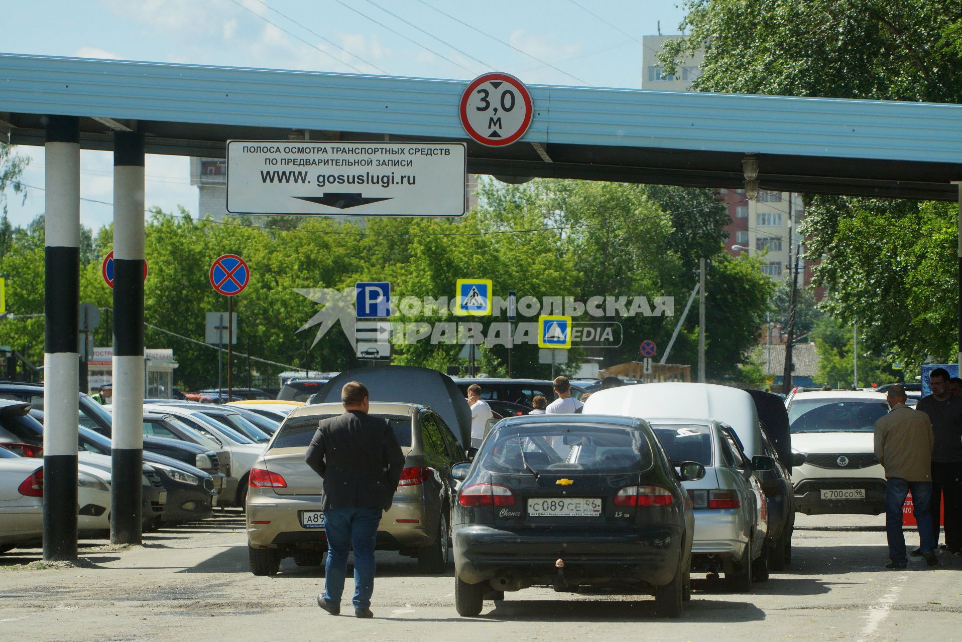 Екатеринбург. Межрайонный регистрационно-экзаменационный отдел (МРЭО) ГИБДД по Свердловской области. Процедура сверки номеров двигателя и кузова