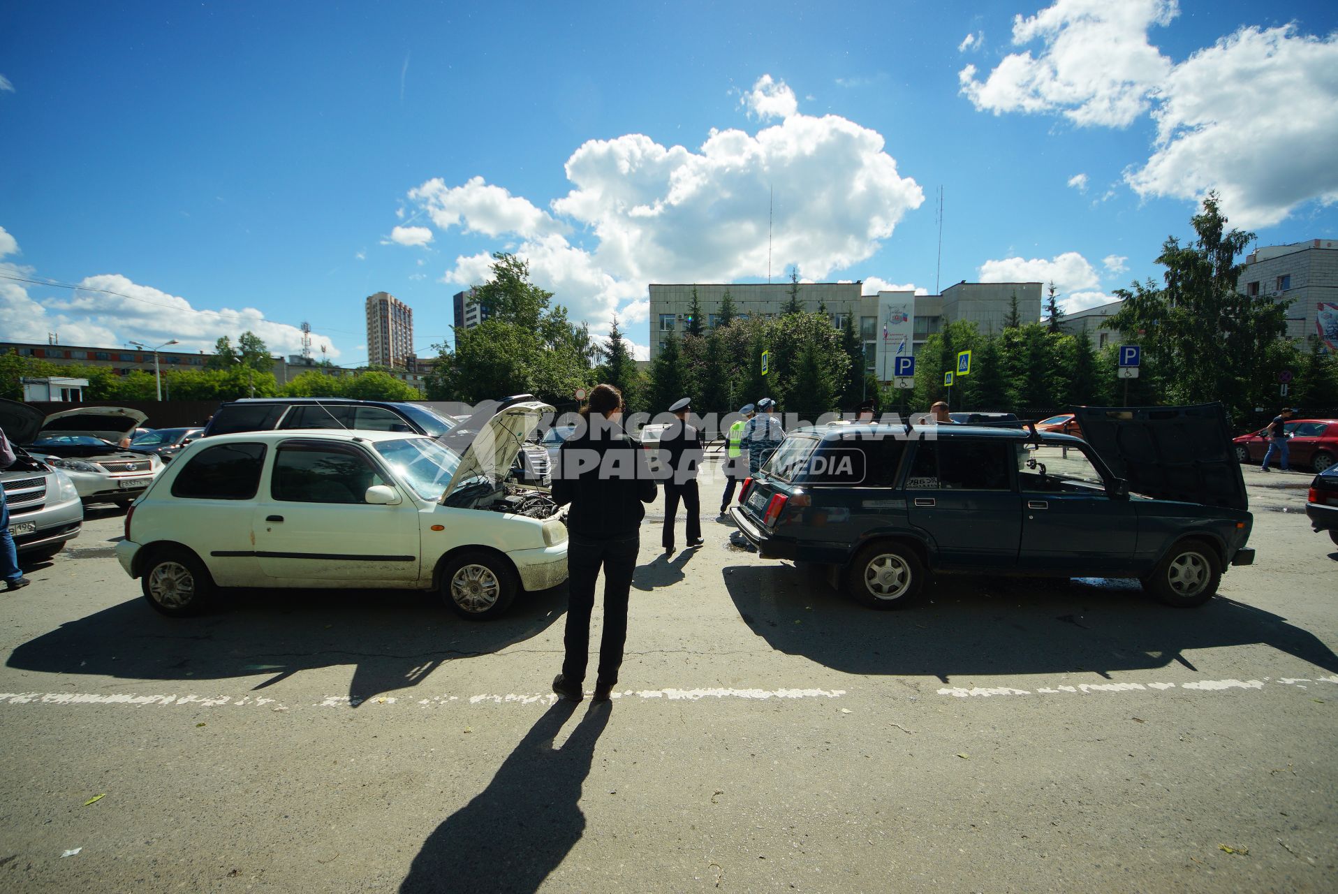 Екатеринбург. Межрайонный регистрационно-экзаменационный отдел (МРЭО) ГИБДД по Свердловской области. Автомобили на процедуре сверки номеров двигателя, кузова