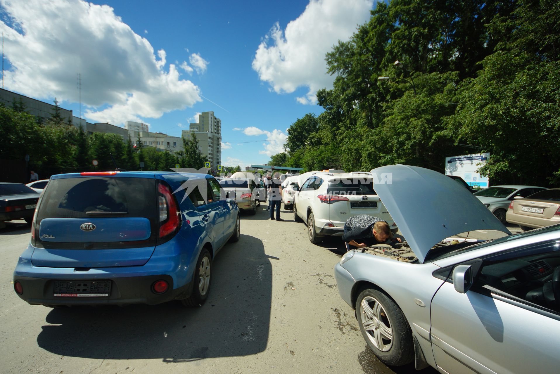 Екатеринбург. Межрайонный регистрационно-экзаменационный отдел (МРЭО) ГИБДД по Свердловской области. Автомобили на процедуре сверки номеров двигателя, кузова