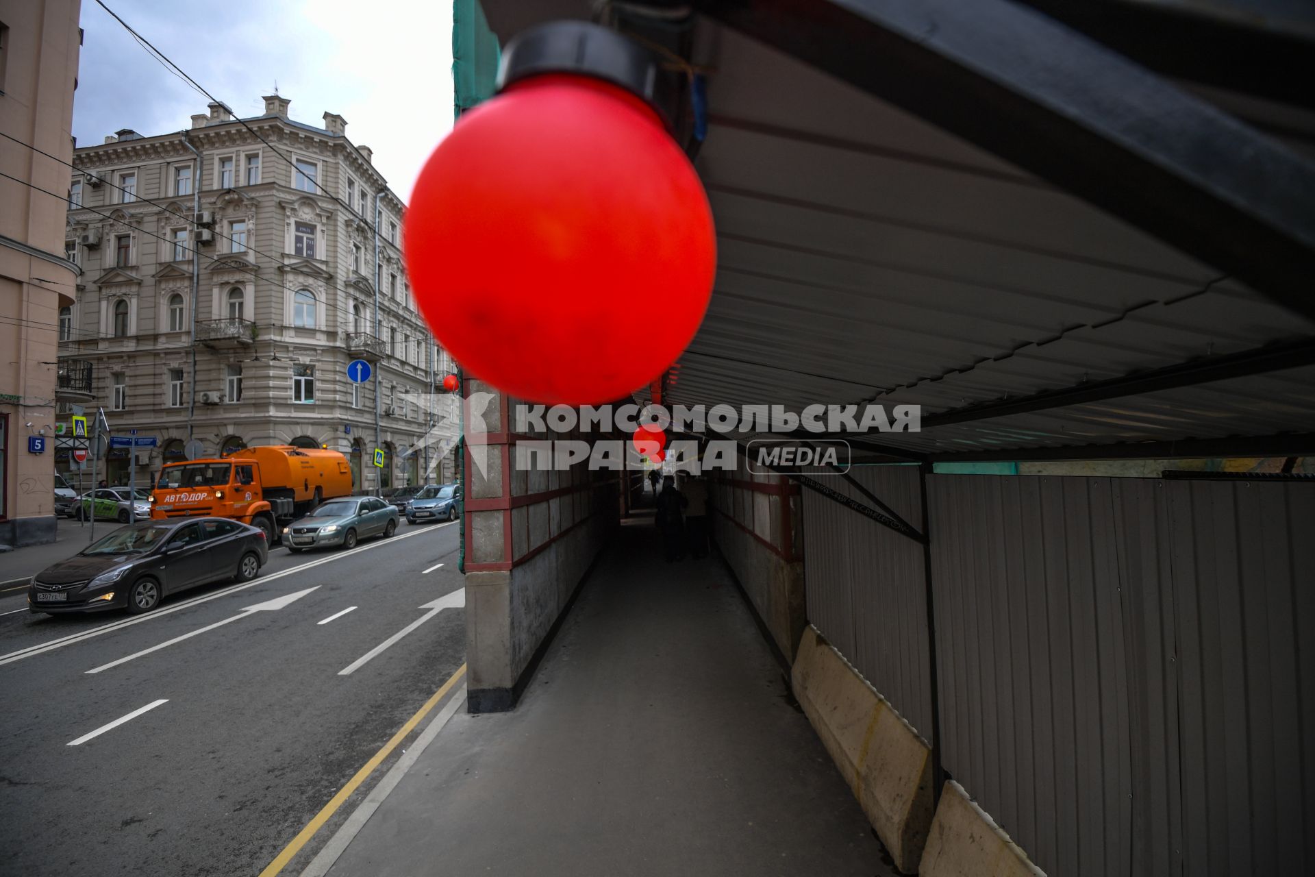 Москва.  Временный переход на улице Остоженка  у дома (справа), подлежащего сносу.