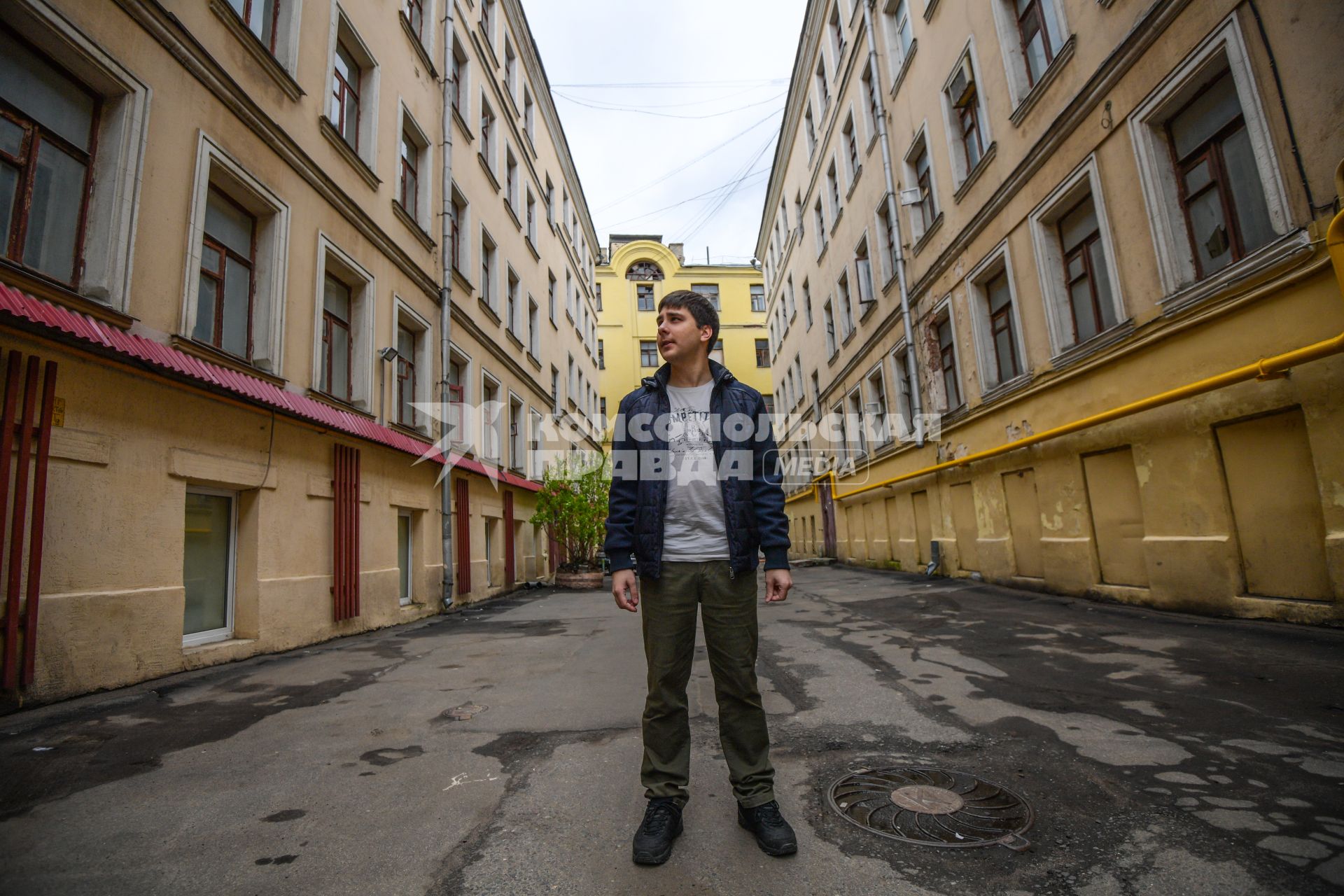 Москва. Активист Движения `Архнадзор` Андрей Новичков на улице Остоженка  у домов, подлежащих сносу.