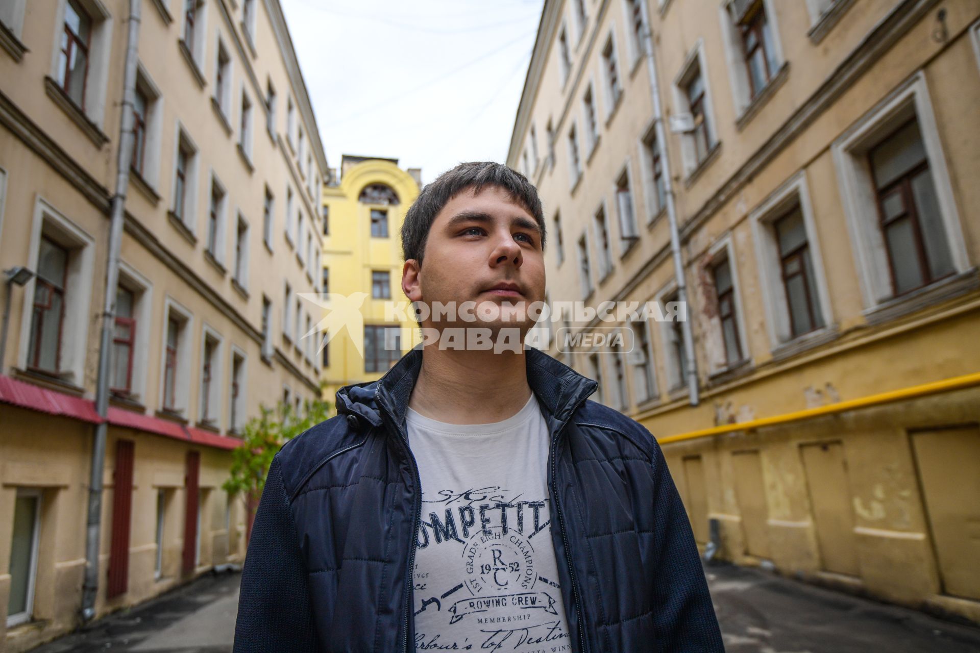 Москва. Активист Движения `Архнадзор` Андрей Новичков на улице Остоженка  у домов, подлежащих сносу.