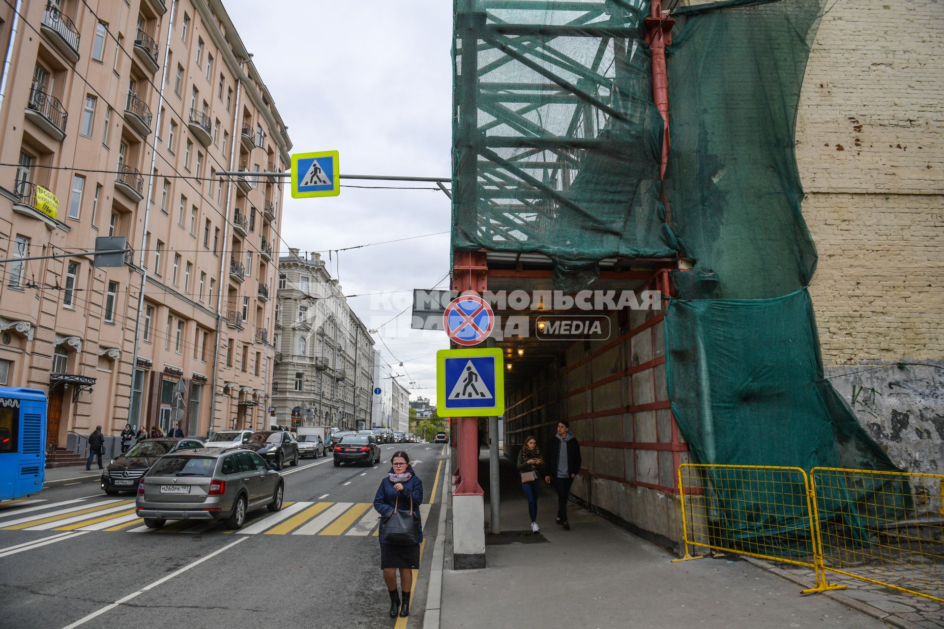 Москва.  Дом (справа), подлежащий сносу на улице Остоженка.