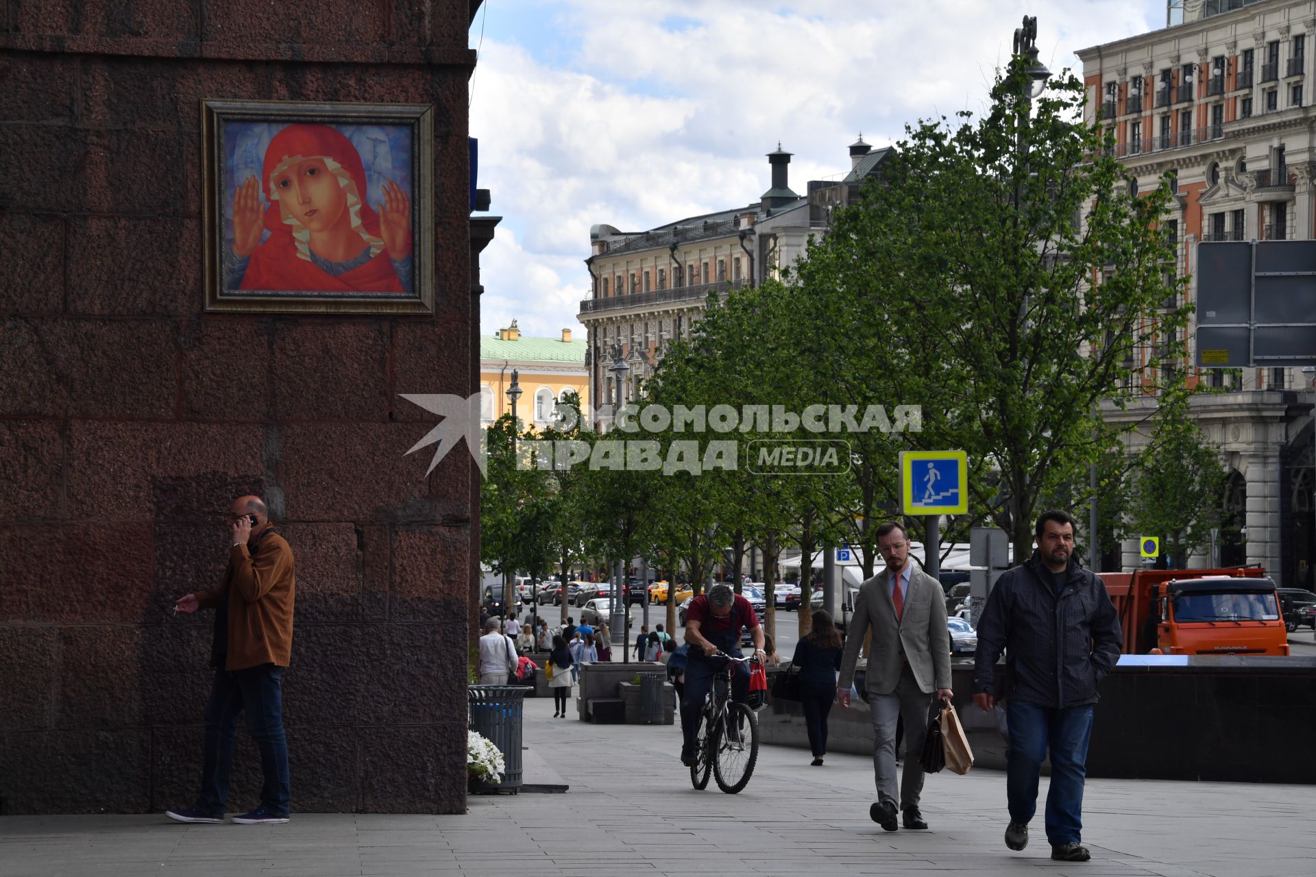 Москва. Зеленые липы на Тверской улице.