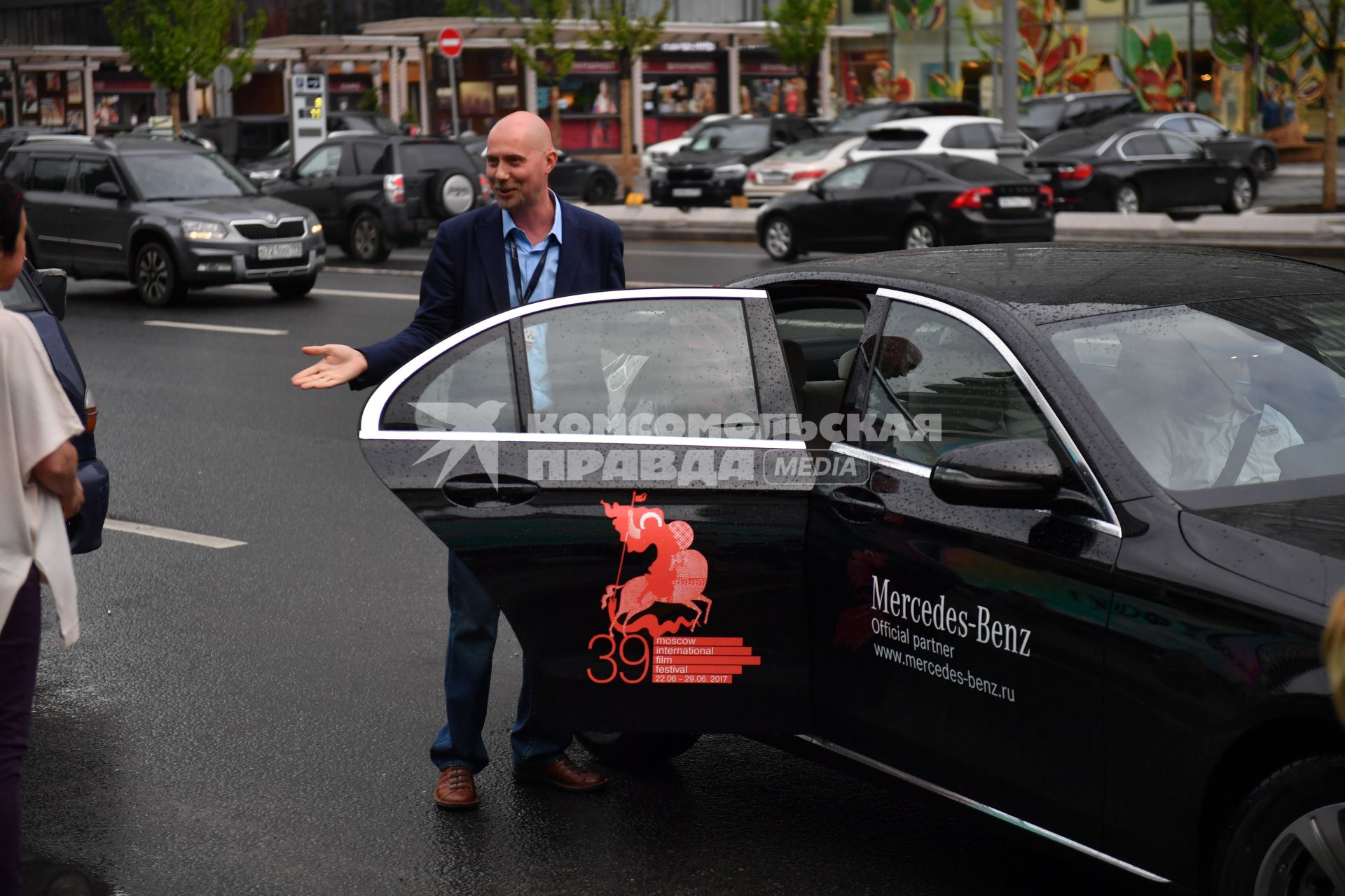 Москва.  Фотограф Геннадий Авраменко  перед премьерой конкурсного фильма 39 Московского международного кинофестиваля `Карп отмороженный` в киноцентре `Октябрь`.