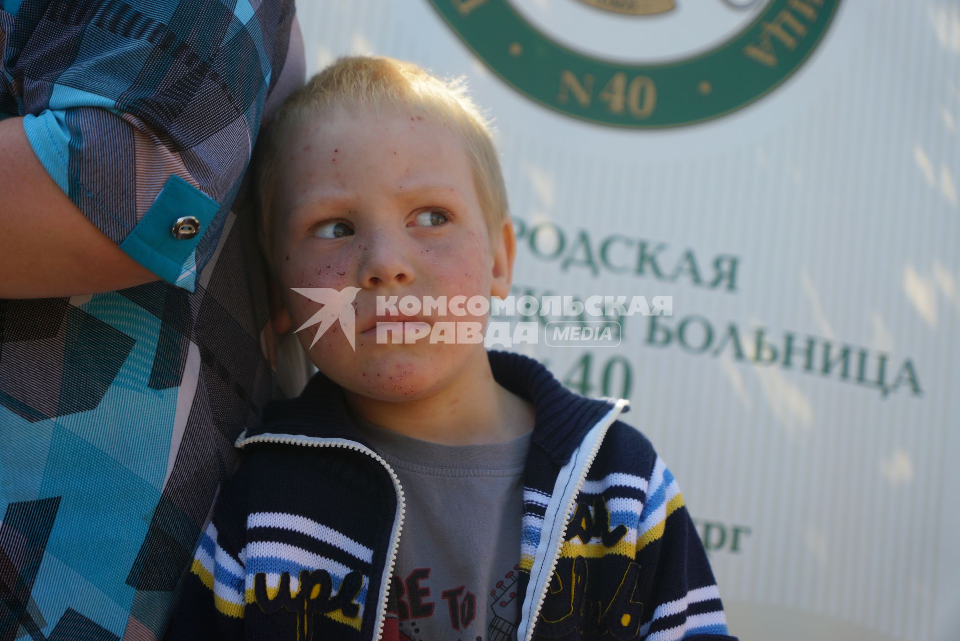 Екатеринбург. Мальчик Дима Песков потерявшийся в лесу под поселком Рефтинский в Свердловской области, которого искали 5 дней, и его мама Альфия Шайнурова, во время выписки из больницы