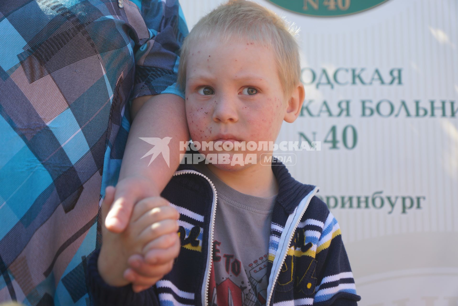 Екатеринбург. Мальчик Дима Песков потерявшийся в лесу под поселком Рефтинский в Свердловской области, которого искали 5 дней, и его мама Альфия Шайнурова, во время выписки из больницы