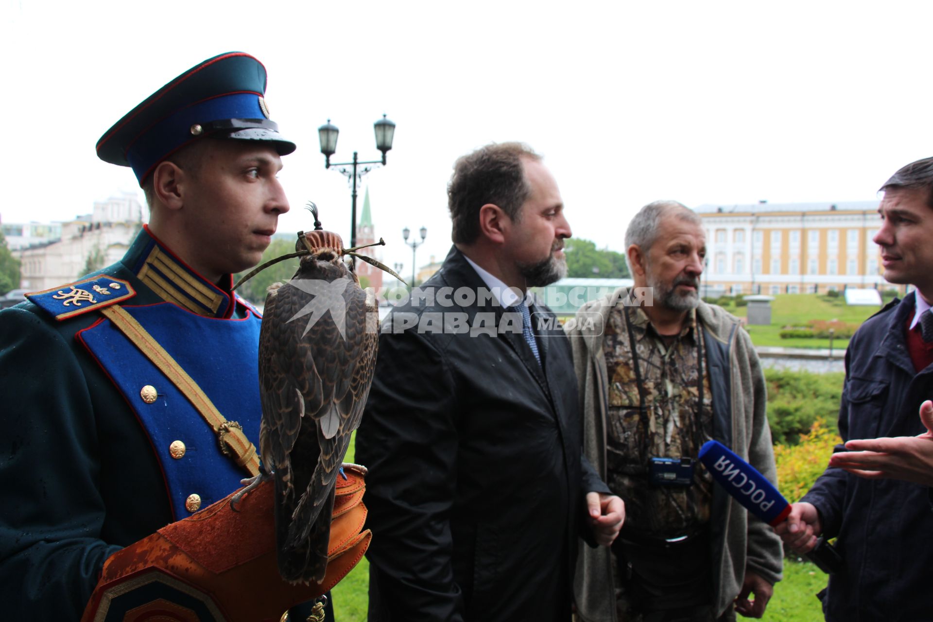 Москва. Министр  природных ресурсов и экологии  РФ Сергей Донской  (в центре)   во время выпуска в природу сокола-сапсана   в Большом Кремлевском сквере.