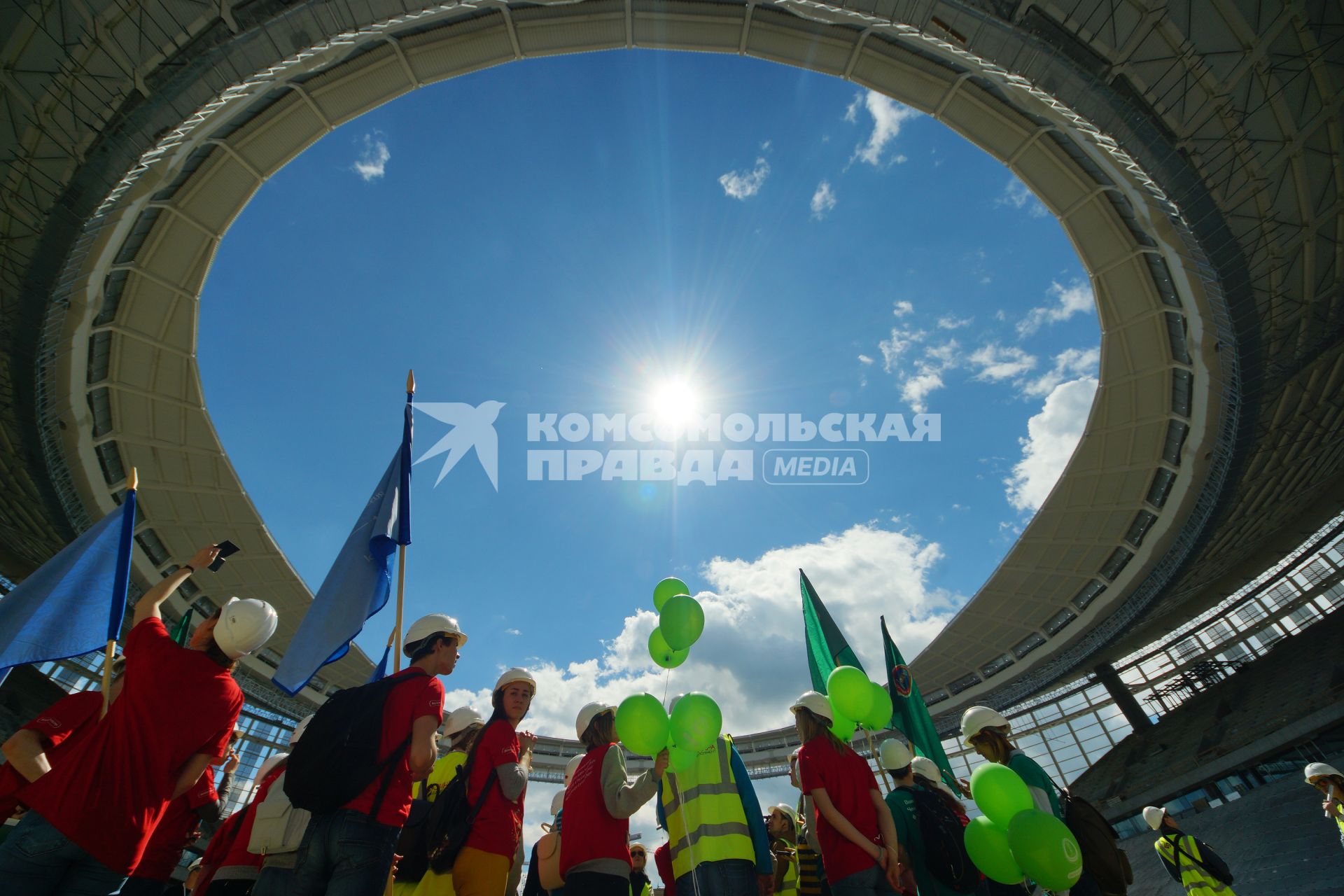 Екатеринбург. Волонтеры на Центральном стадионе города, который был реконструирован к Чемпионату мира по футболу 2018.