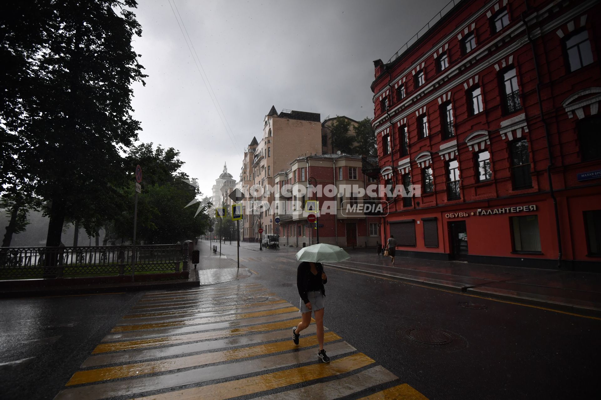 Москва. Девушка под зонтом на Малой Бронной.