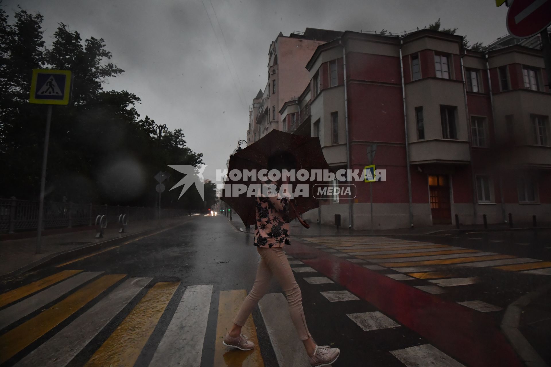 Москва. Девушка под зонтом на Малой Бронной.