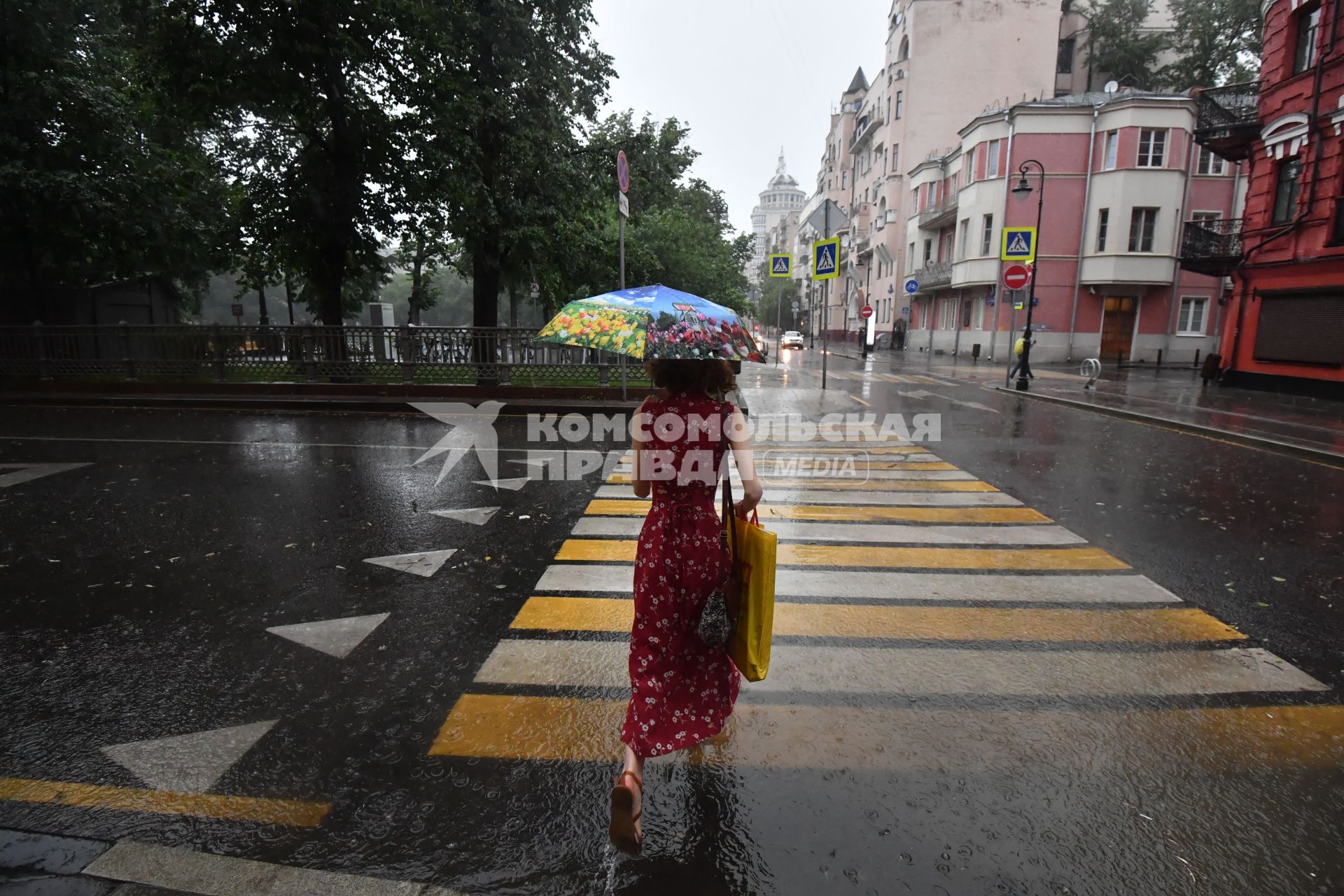 Москва. Девушка под зонтом на Малой Бронной.