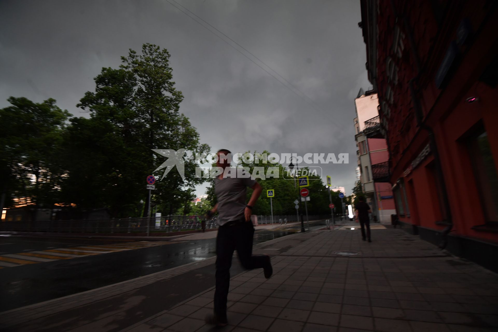 Москва. Мужчина бежит по Малой Бронной