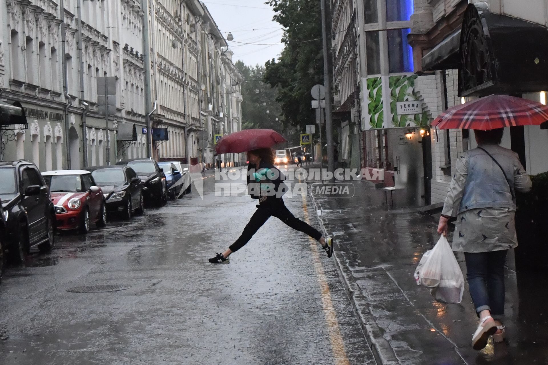 Москва. Девушка под зонтом на Малой Бронной.