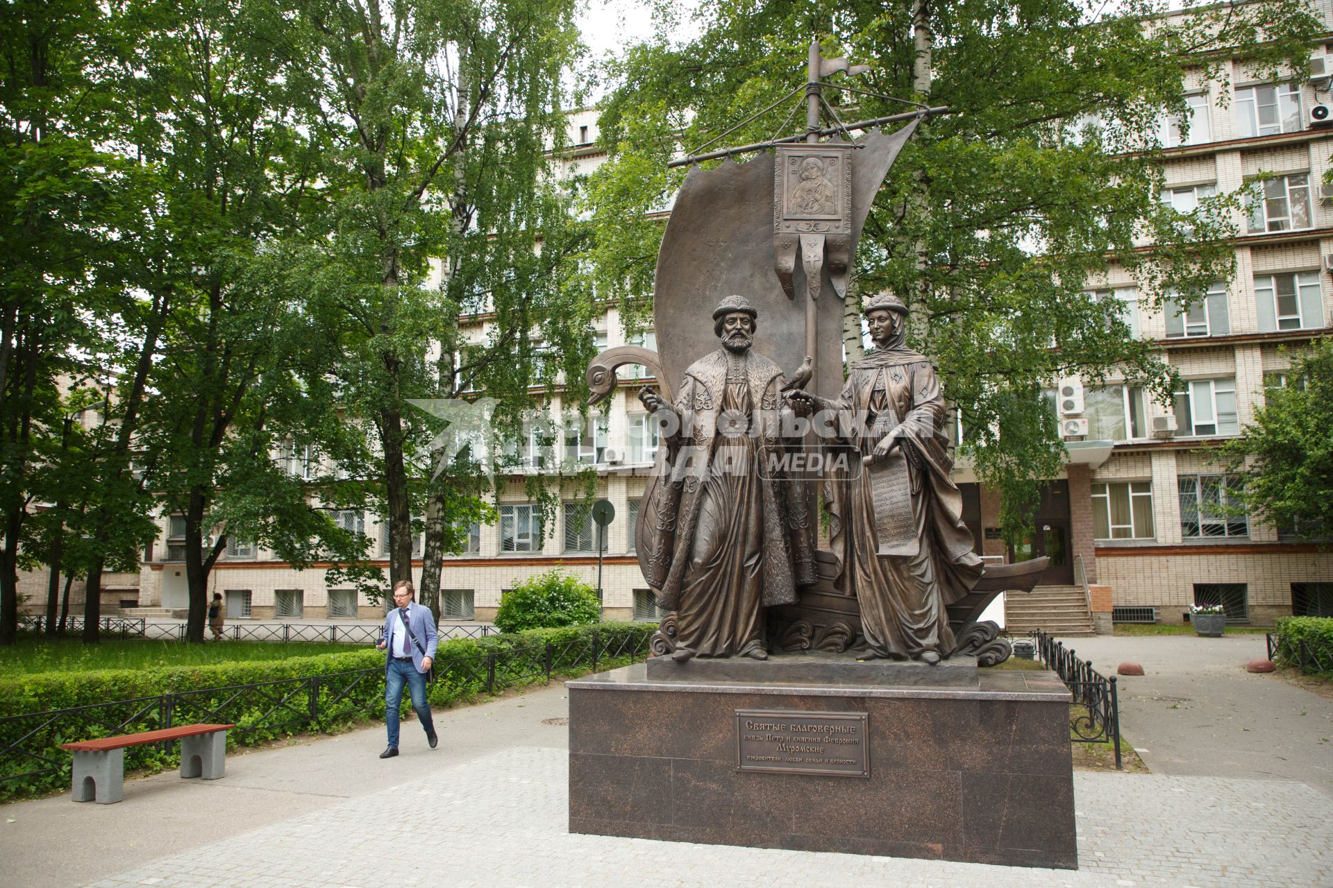 Санкт-Петербург.  Памятник православным покровителям семьи, верности и брака Петру и Февронии Муромским на  территории Санкт-Петербургского политехнического университета Петра Великого.