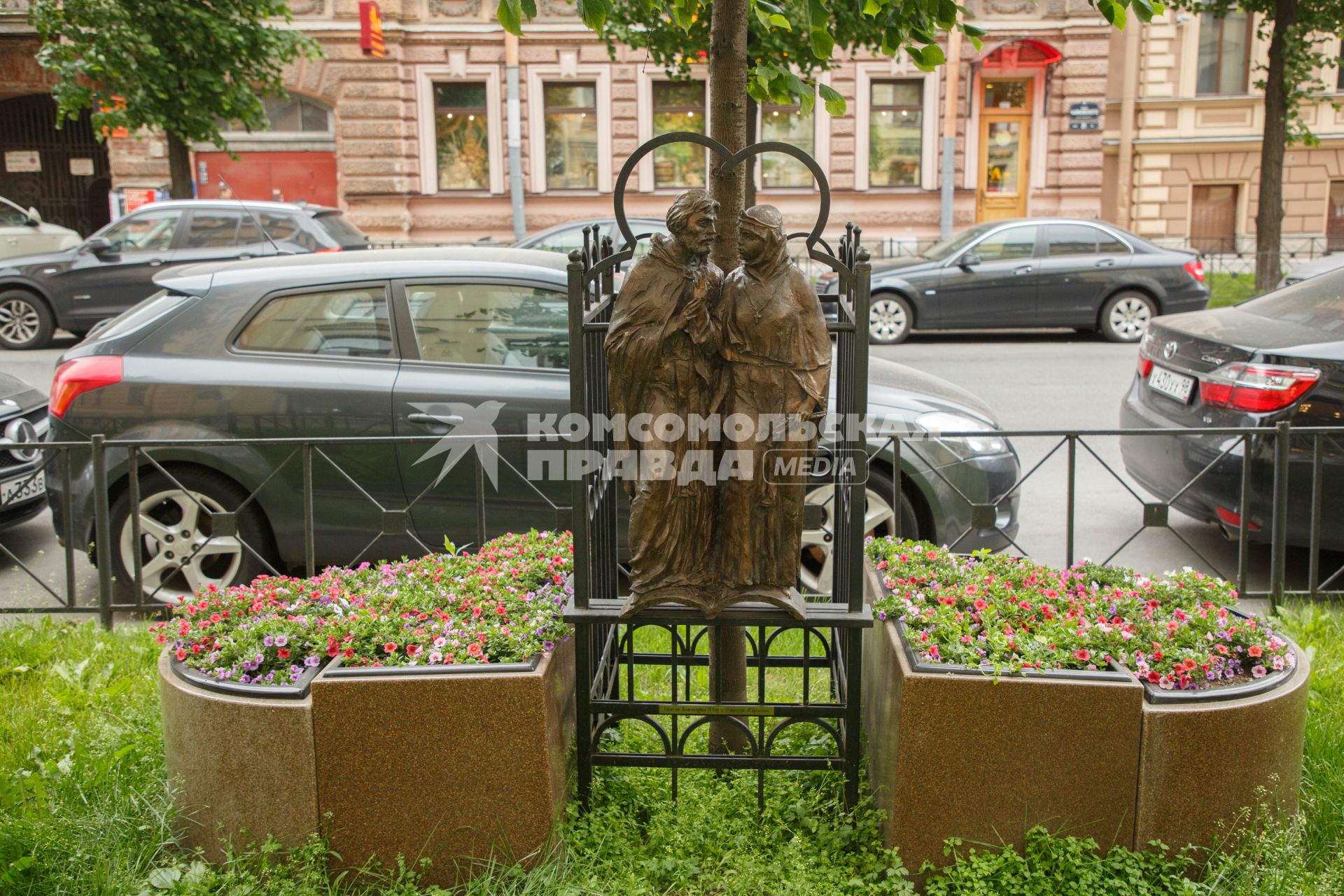 Санкт-Петербург.  Памятник православным покровителям семьи, верности и брака Петру и Февронии Муромским на улице Чайковского.