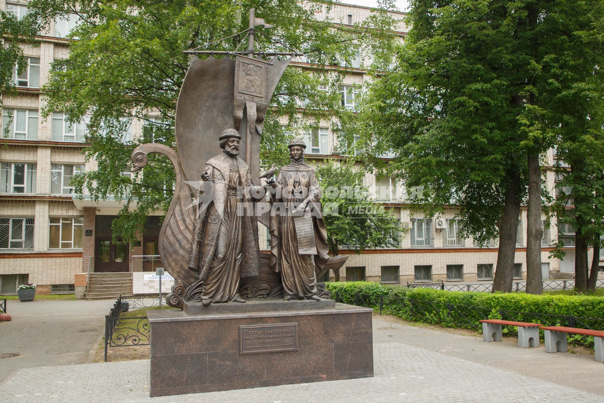 Санкт-Петербург.  Памятник православным покровителям семьи, верности и брака Петру и Февронии Муромским на  территории Санкт-Петербургского политехнического университета Петра Великого.