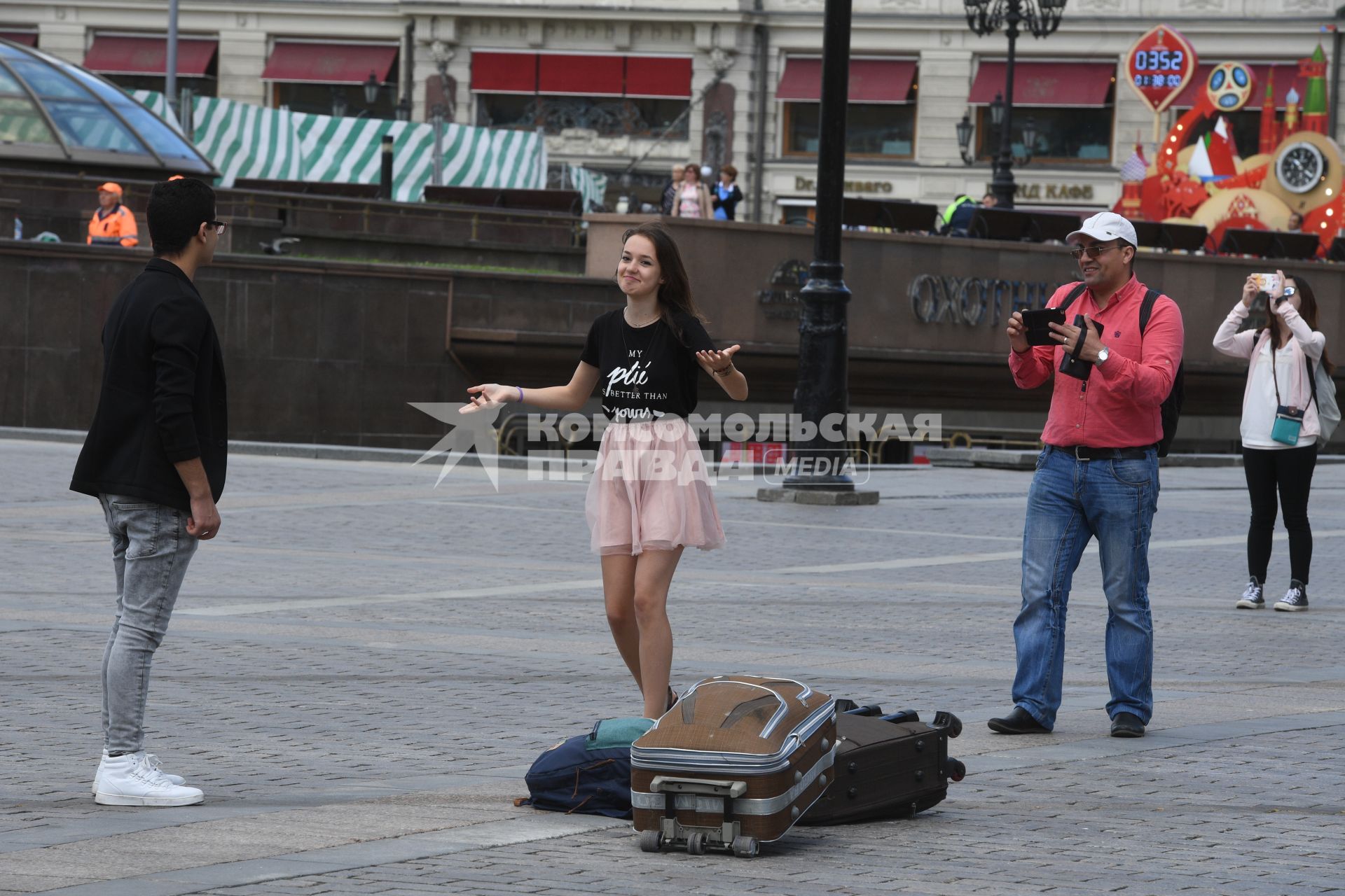 Москва. Девушка с чемоданами на Манежной площади.