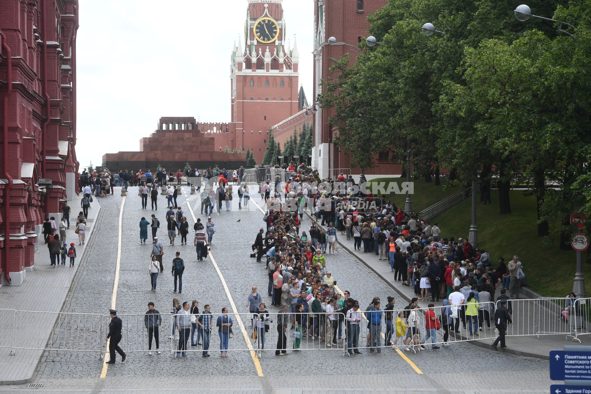 Москва.   Очередь в Мавзолей  В.И. Ленина на Красной площади.