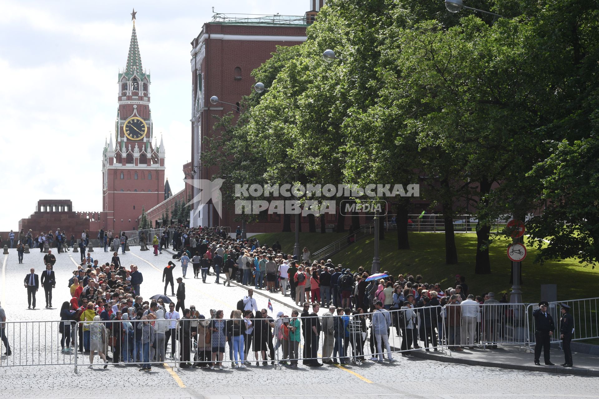 Москва.   Очередь в Мавзолей  В.И. Ленина на Красной площади.