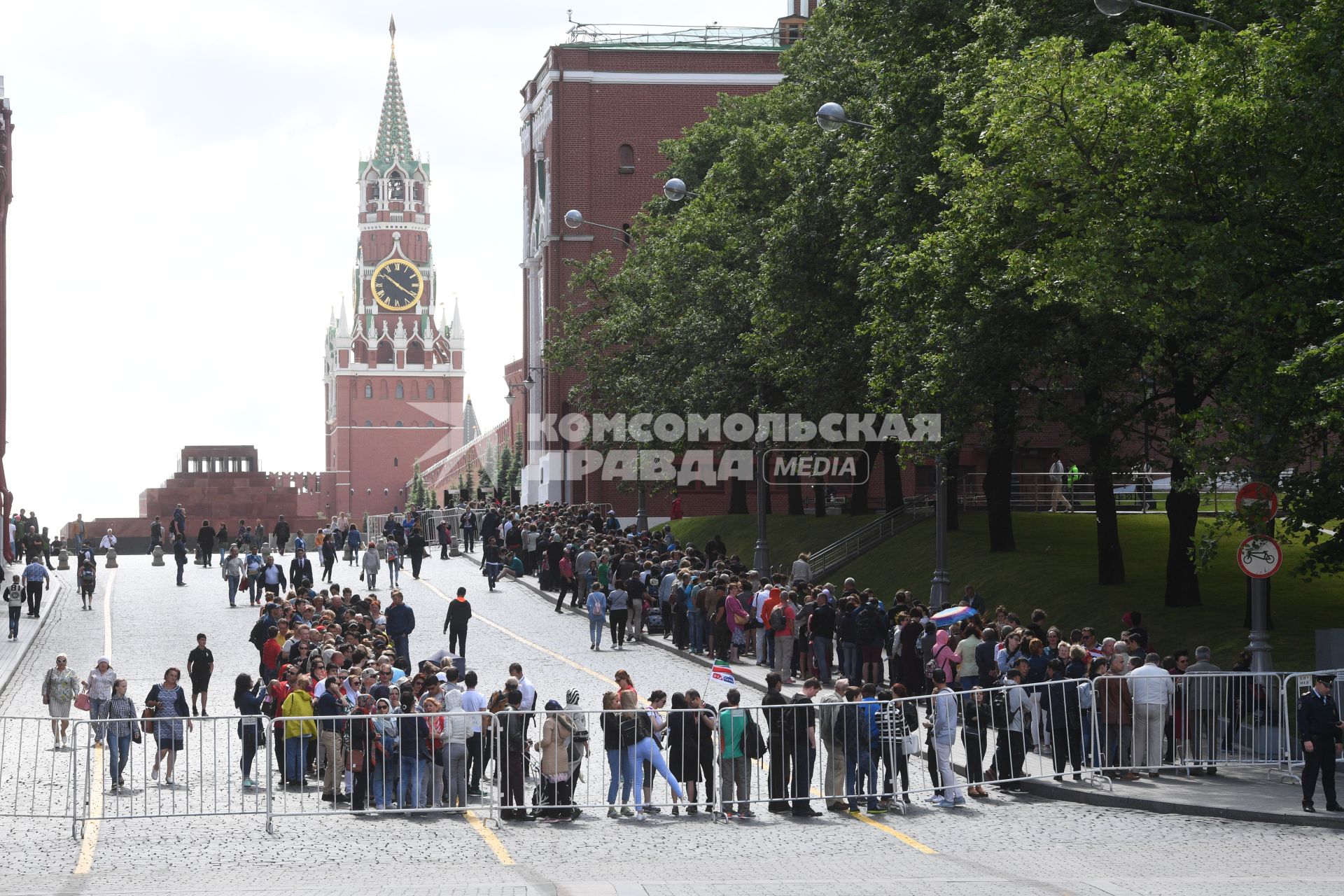 Москва.   Очередь в Мавзолей  В.И. Ленина на Красной площади.