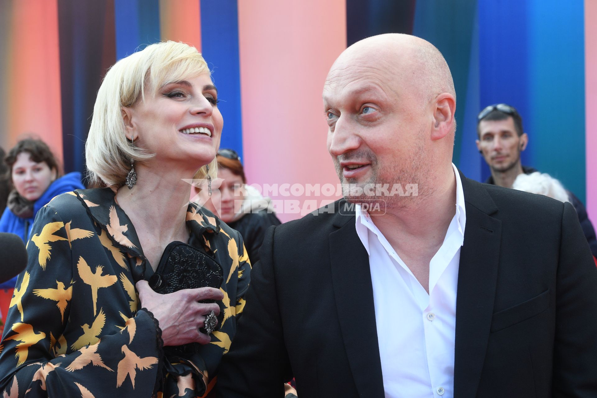 Москва.  Актер Гоша Куценко и его супруга актриса Ирина Скриниченко   перед началом церемонии открытия 39-го Московского международного кинофестиваля у концертного зала `Россия`.