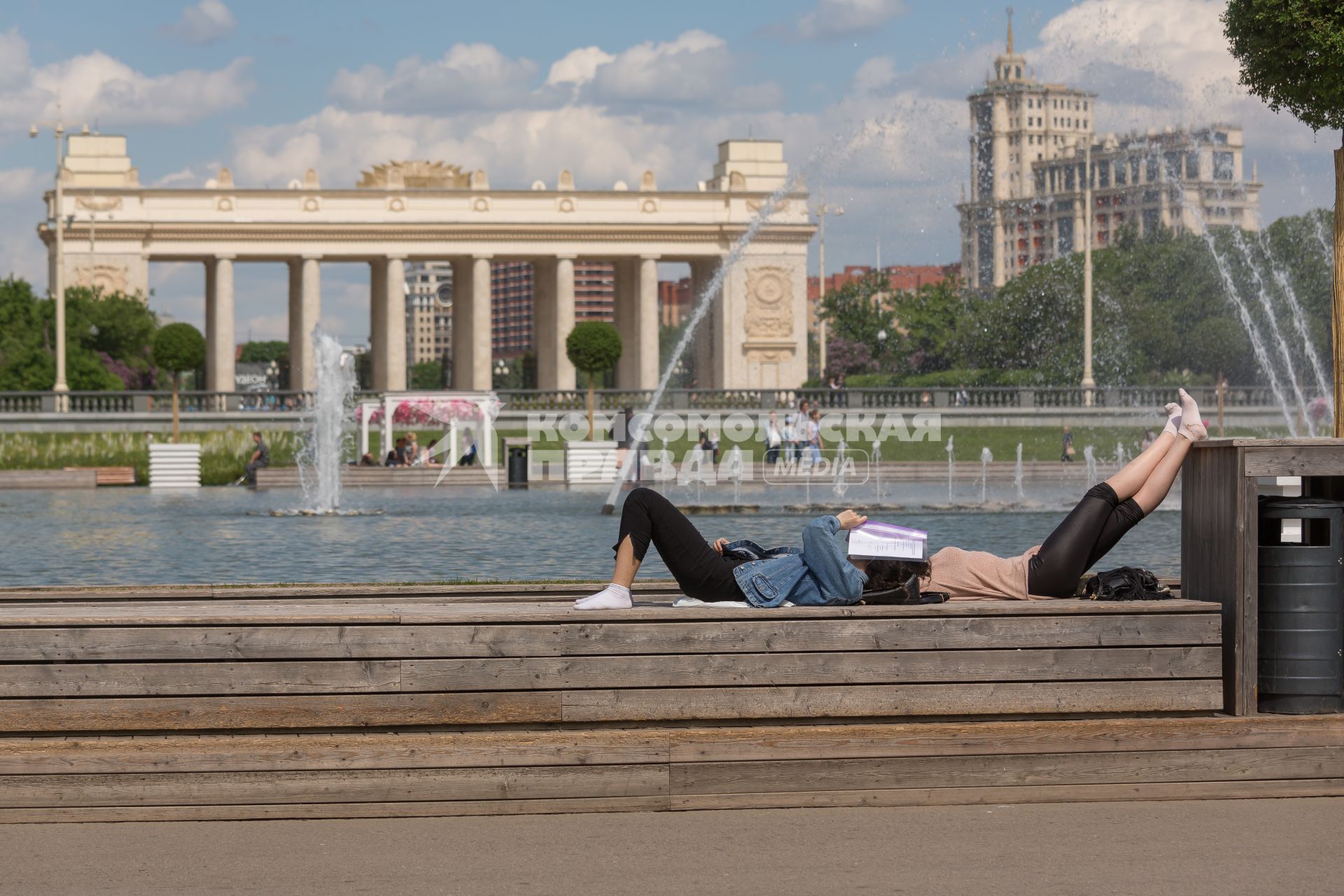 Москва. Девушки отдыхают на Фонтанной  площади парка Горького.