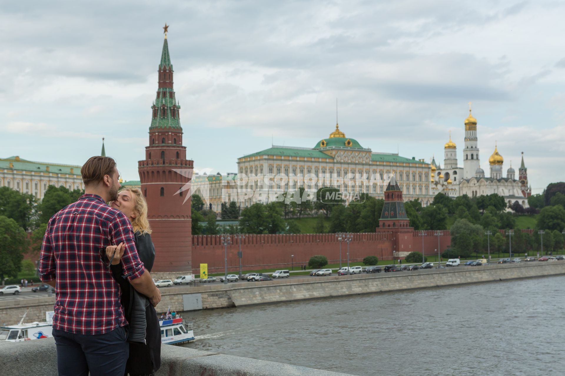 Москва.  Туристы фотографируются на Большом Каменном мосту.