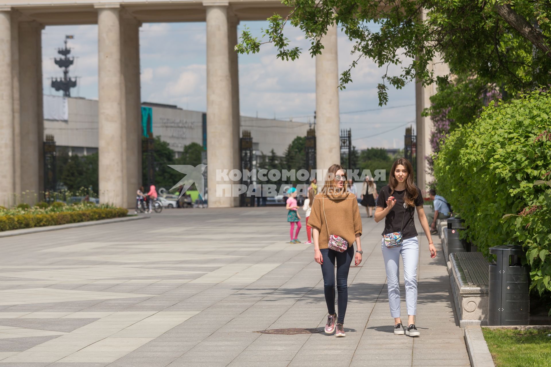 Москва. Девушки гуляют в парке Горького.