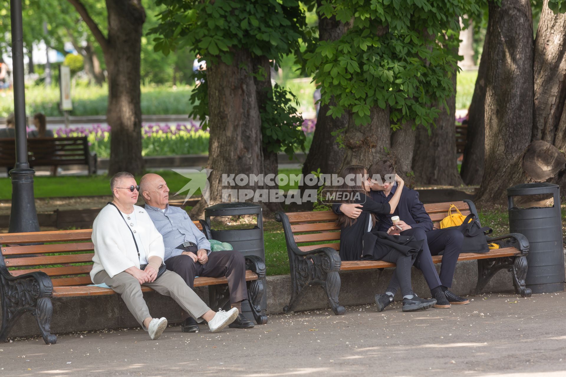 Москва. Отдыхающие в парке Горького.