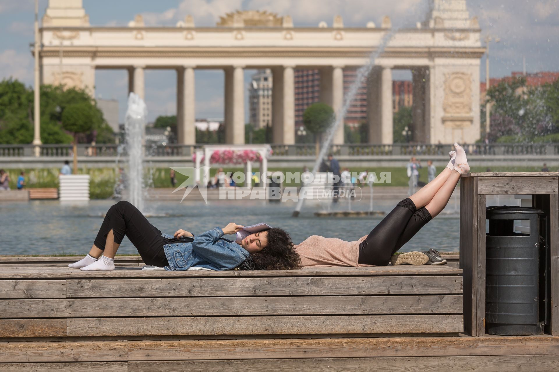 Москва. Девушки отдыхают на Фонтанной  площади парка Горького.