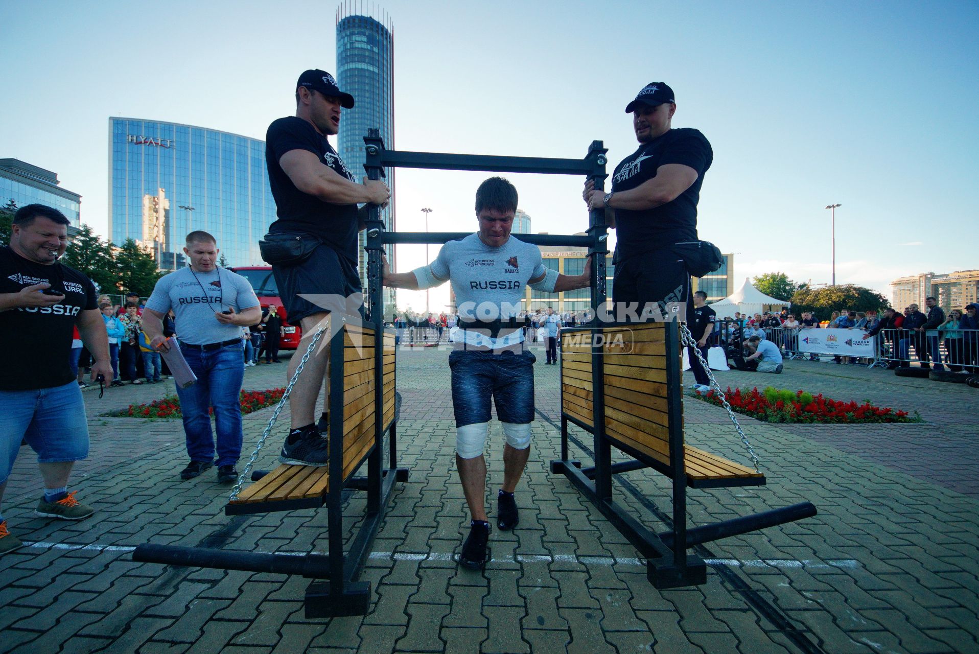 Екатеринбург. Участник соревнования по силовому экстриму Петр Мартыненко (Абакан) . \'Неделя мужества от РМК Боксинг Промоушен\'