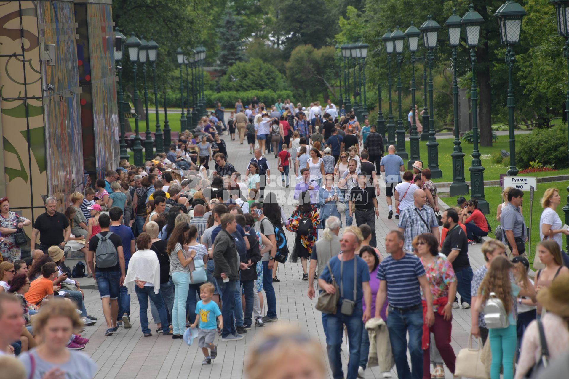 Москва.  Туристы в Александровском саду.