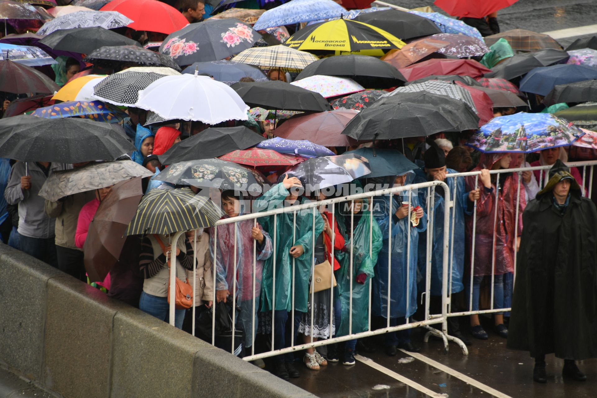 Москва. Очередь на  Фрунзенской   набережной к храму Христа Спасителя, где находится ковчег с мощами святителя Николая Чудотворца.