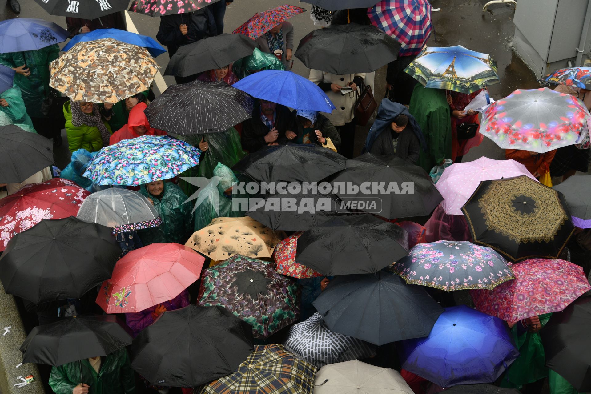 Москва. Очередь на  Фрунзенской   набережной к храму Христа Спасителя, где находится ковчег с мощами святителя Николая Чудотворца.